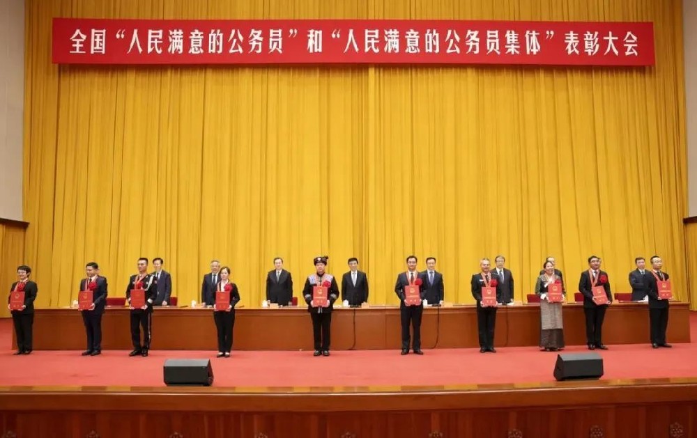 人民滿(mǎn)意的公務(wù)員、跨海高鐵、電力裝備綠色低碳發(fā)展、網(wǎng)絡(luò )文明等中英翻譯