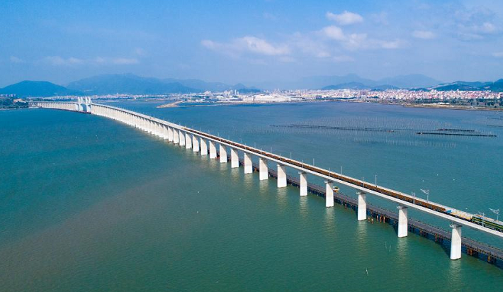 人民滿(mǎn)意的公務(wù)員、跨海高鐵、電力裝備綠色低碳發(fā)展、網(wǎng)絡(luò )文明等中英翻譯